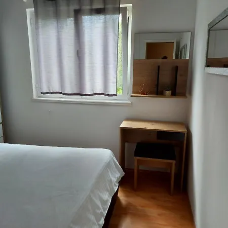 Apartman Larisa * Kampor